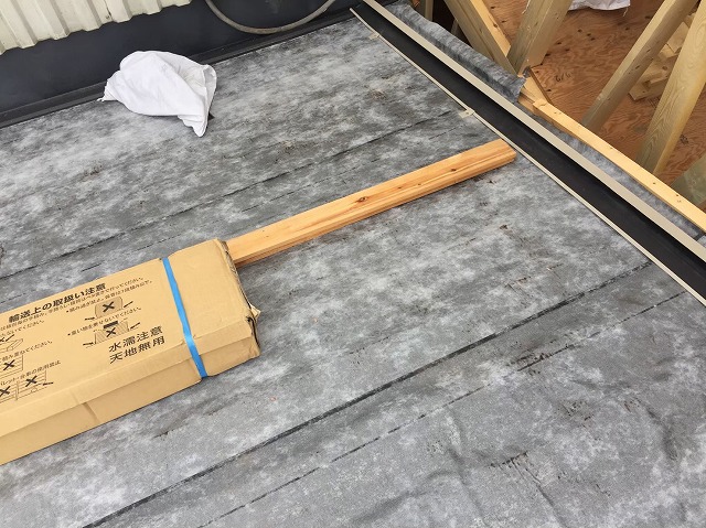 粘着式ルーフィングでカバー